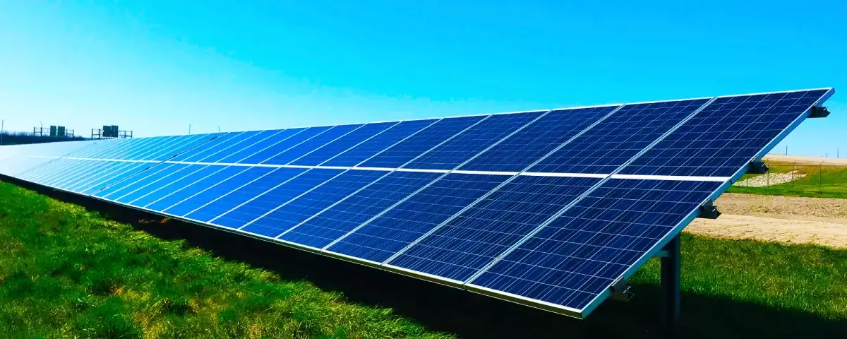 Instalación solar fotovoltaica a nivel industrial. Montaje en suelo