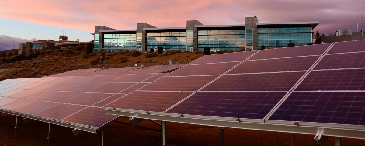 Instalación solar fotovoltaica a nivel industrial. Montaje en suelo.