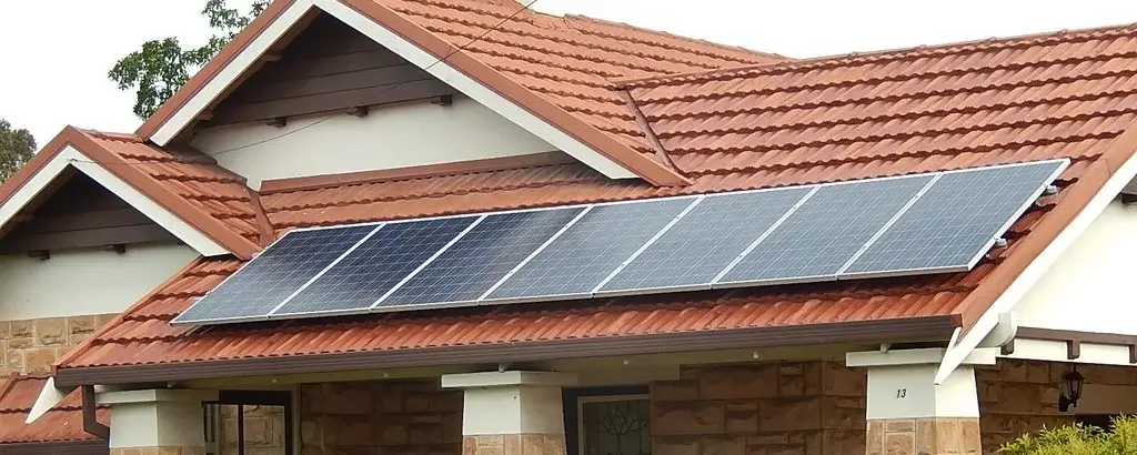 Instalación solar fotovoltaica pequeña. Montaje en suelo.