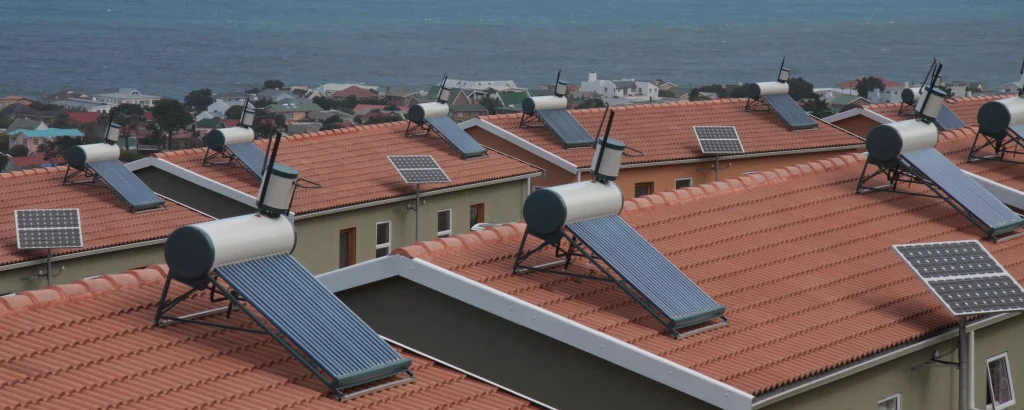 Instalación solar fotovoltaica a nivel industrial. Montaje en suelo.